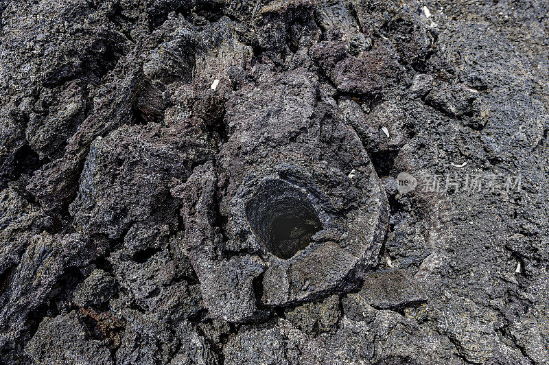 Pahoehoe lava limb cast，是一种玄武岩熔岩，有一个光滑的，翻腾的，起伏的，或绳索表面，已经吞没了树木或树枝已经烧毁。夏威夷火山国家公园，夏威夷，大岛